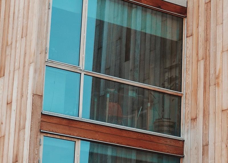 fasad i trä med fönster